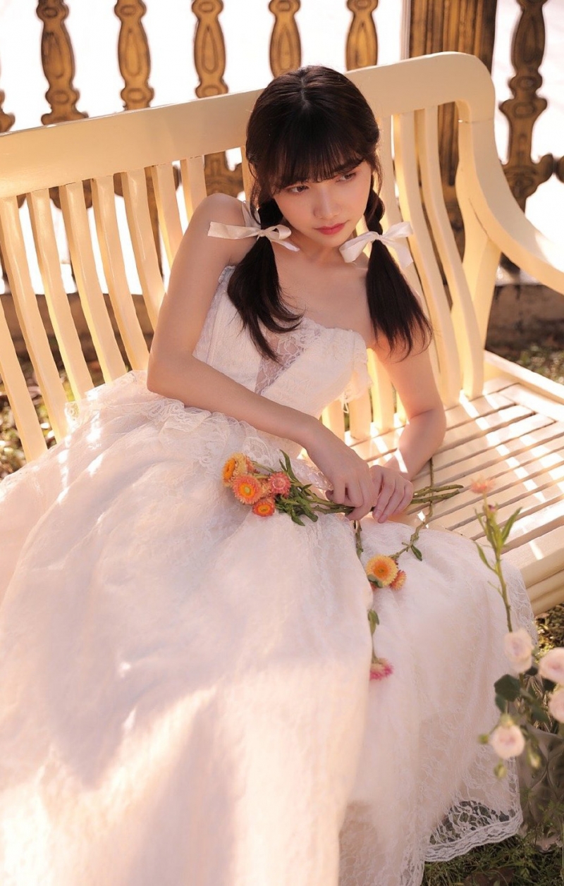 花房姑娘户外干净漂亮美女图片