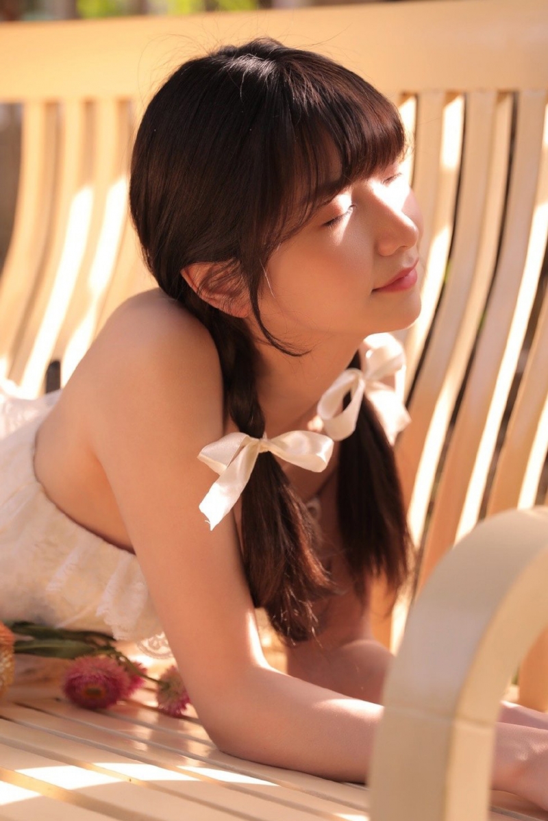 花房姑娘户外干净漂亮美女图片