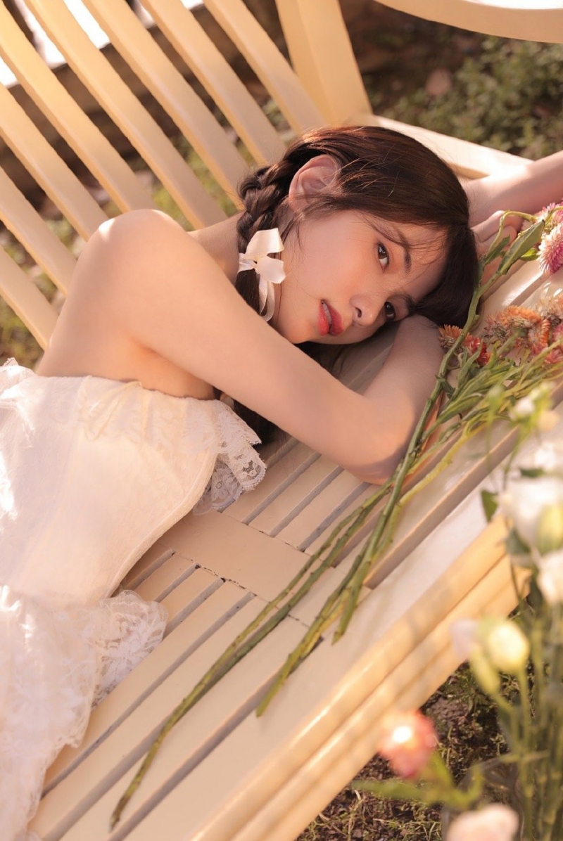 花房姑娘户外干净漂亮美女图片