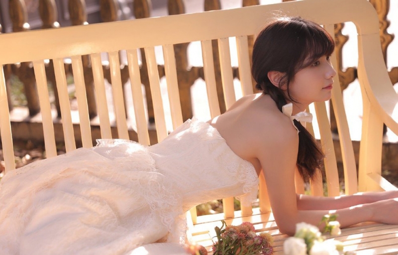 花房姑娘户外干净漂亮美女图片