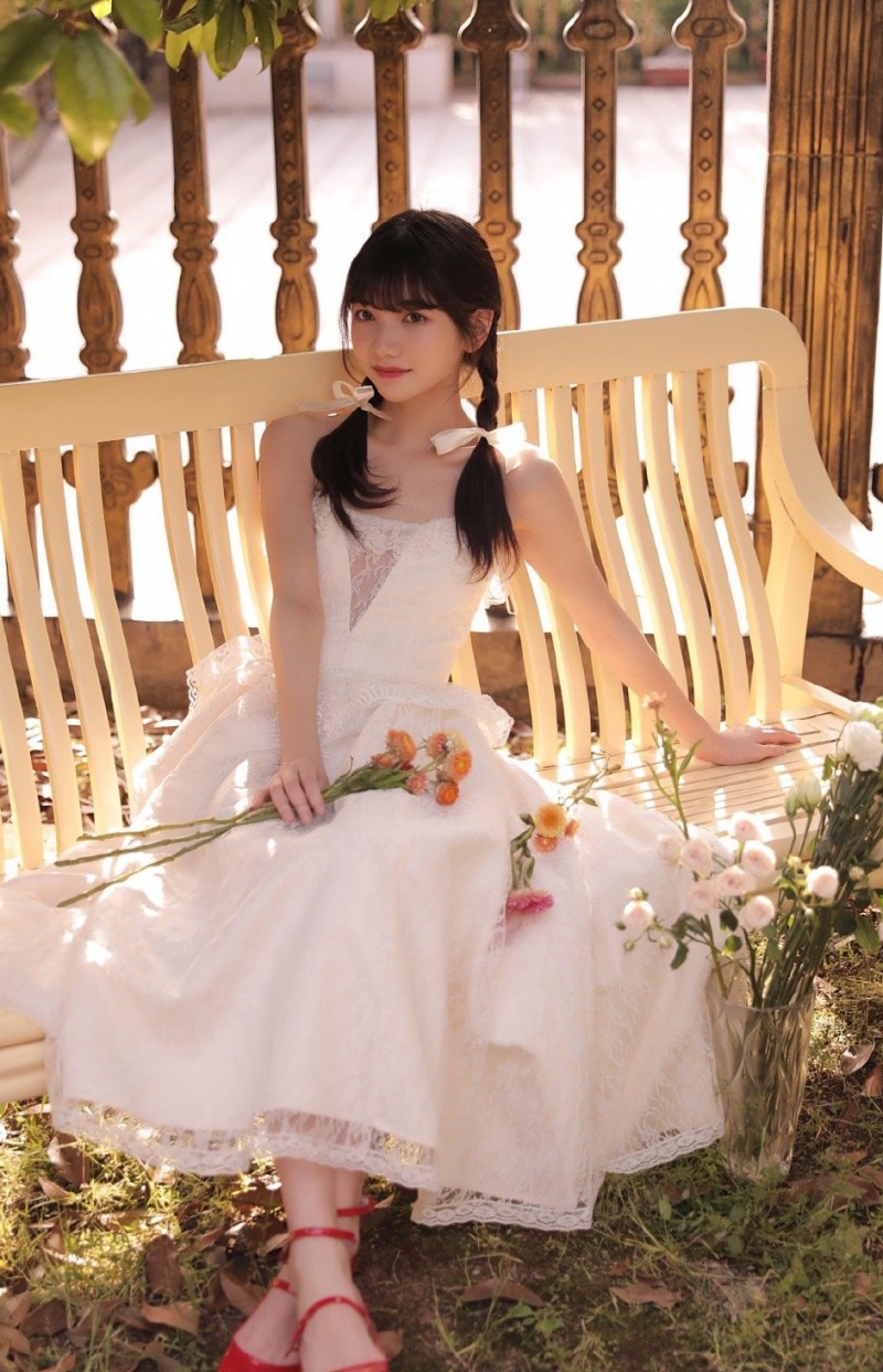 花房姑娘户外干净漂亮美女图片