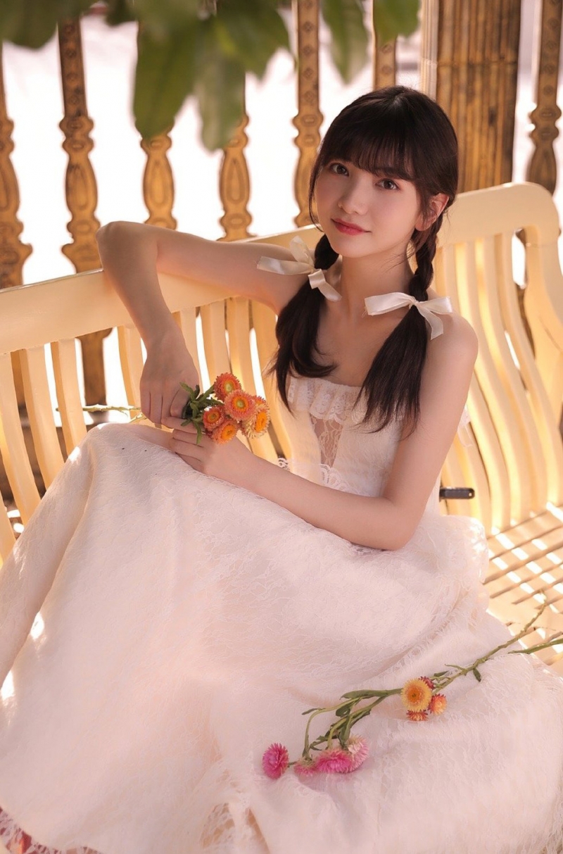 花房姑娘户外干净漂亮美女图片