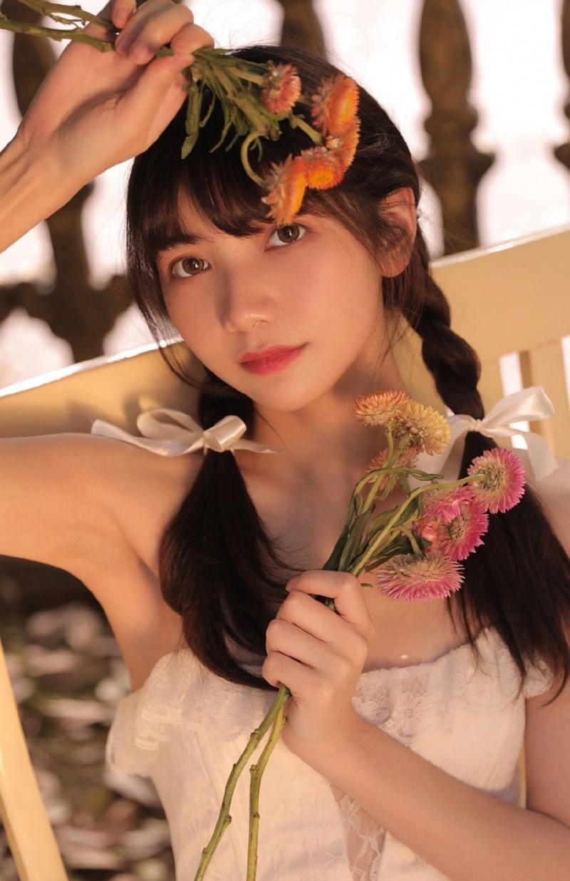 花房姑娘户外干净漂亮美女图片