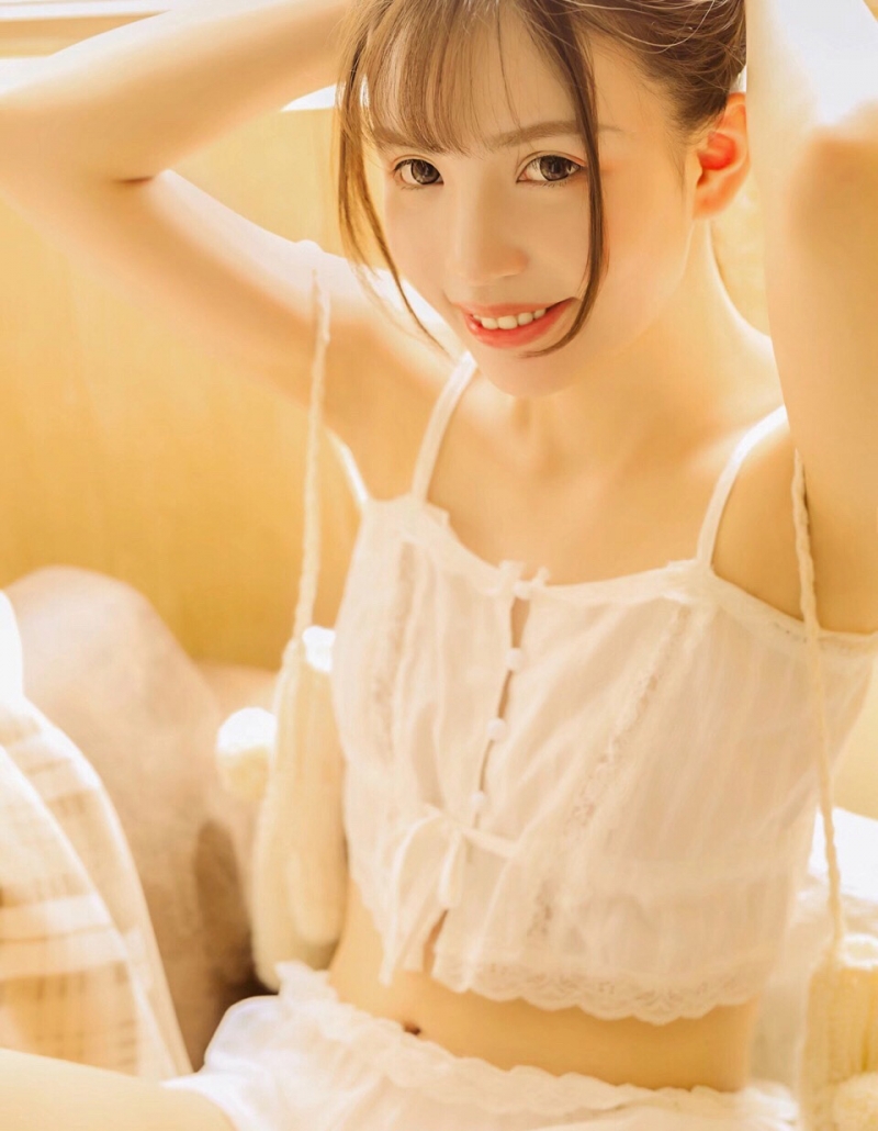 美女萝莉吊带短裤细腰美腿写真