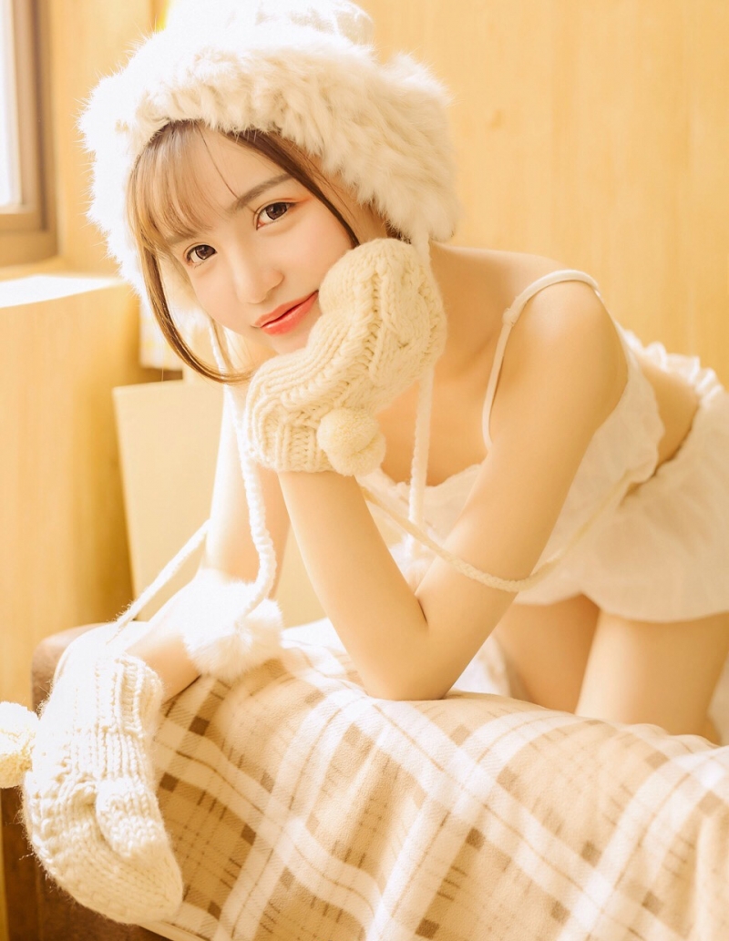 美女萝莉吊带短裤细腰美腿写真