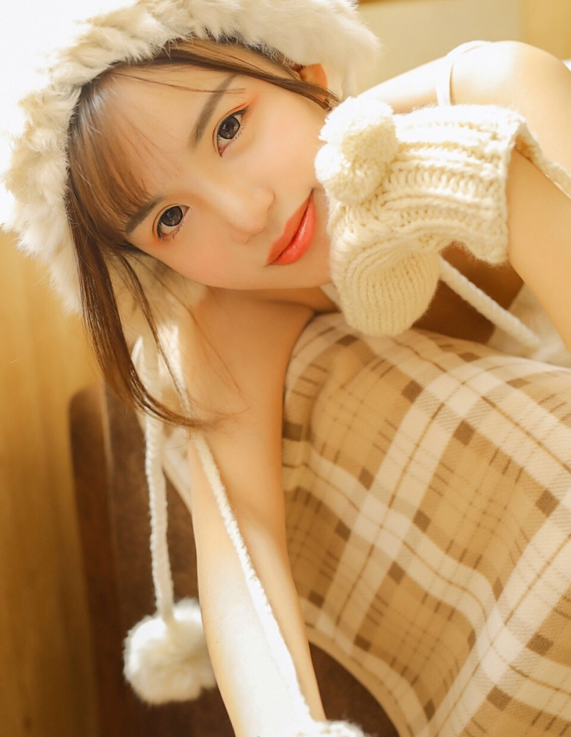 美女萝莉吊带短裤细腰美腿写真