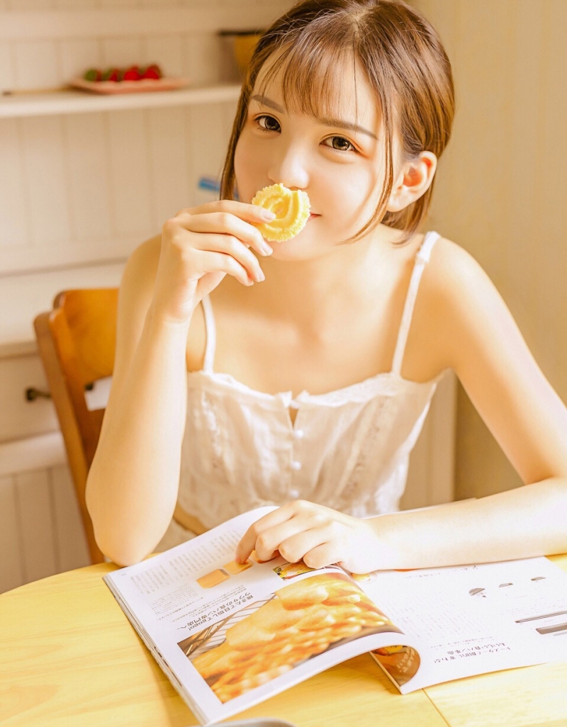 美女萝莉吊带短裤细腰美腿写真