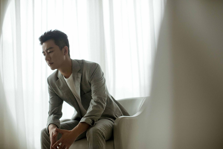 灰色西装帅哥黄轩成熟气场个人写真图片