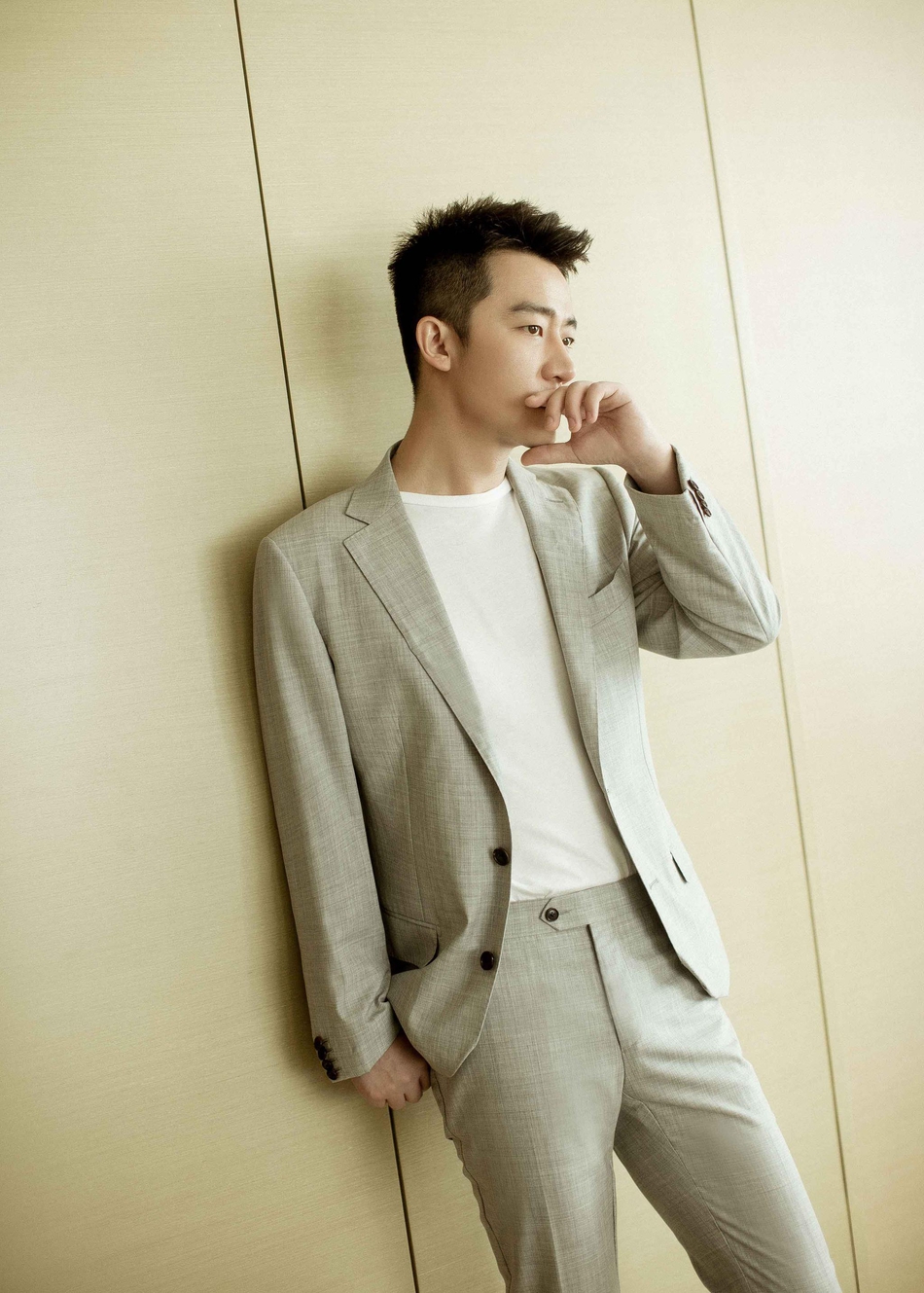 灰色西装帅哥黄轩成熟气场个人写真图片