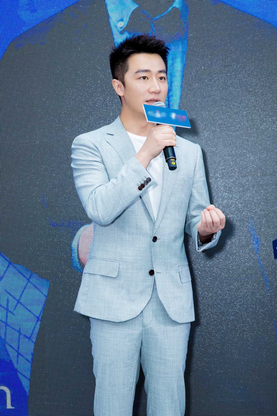 灰色西装帅哥黄轩成熟气场个人写真图片