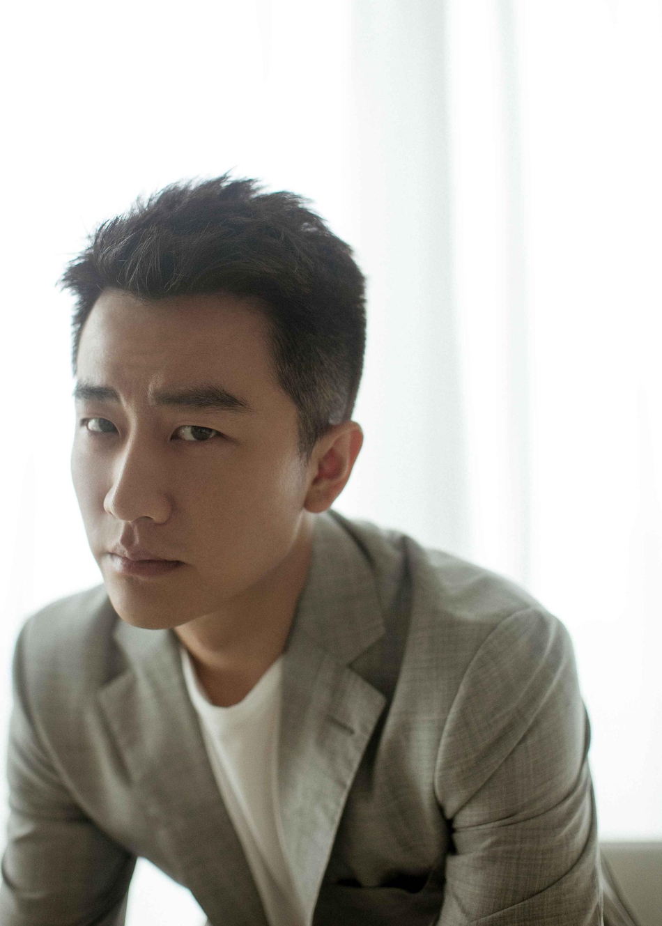 灰色西装帅哥黄轩成熟气场个人写真图片