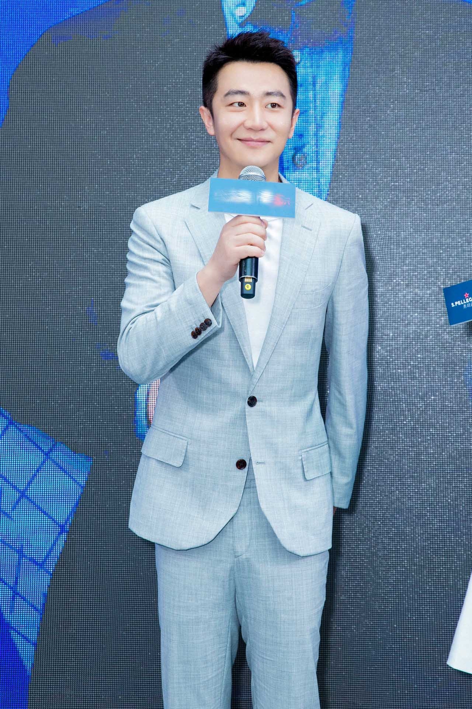 灰色西装帅哥黄轩成熟气场个人写真图片