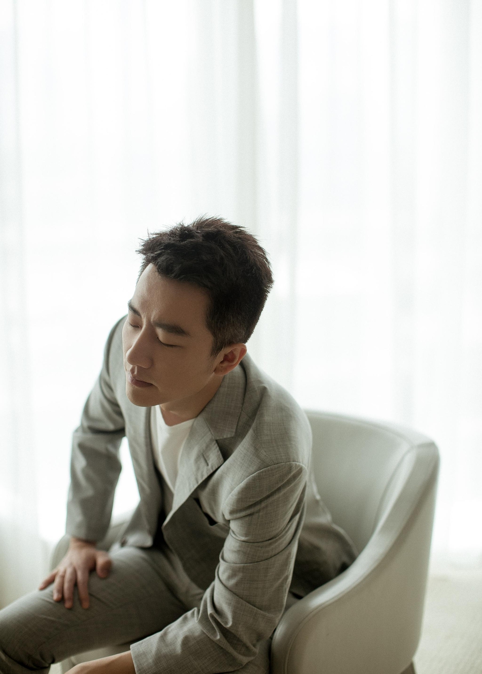 灰色西装帅哥黄轩成熟气场个人写真图片