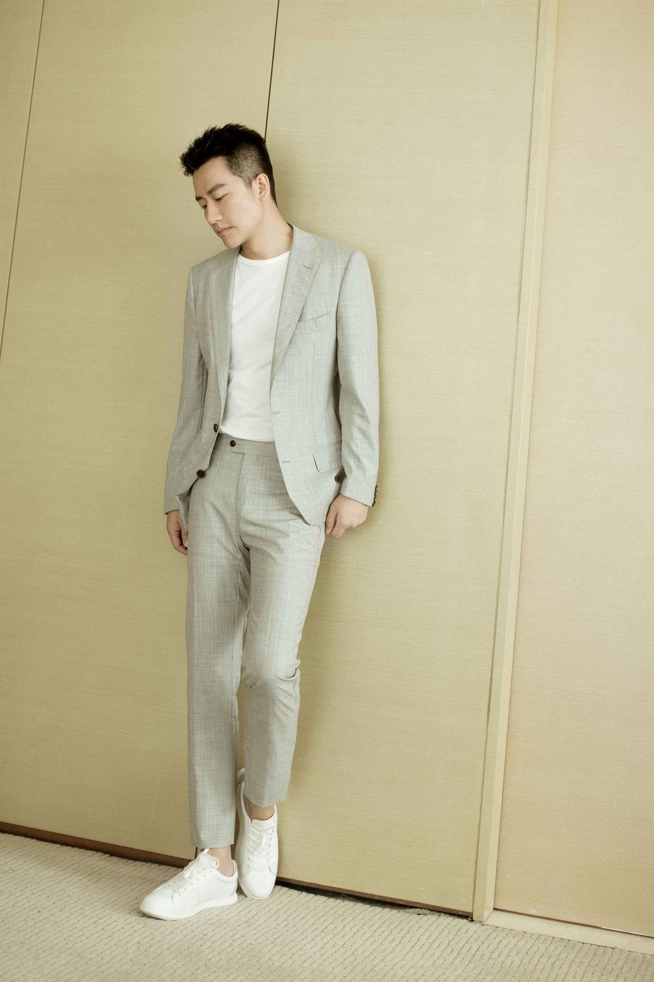 灰色西装帅哥黄轩成熟气场个人写真图片