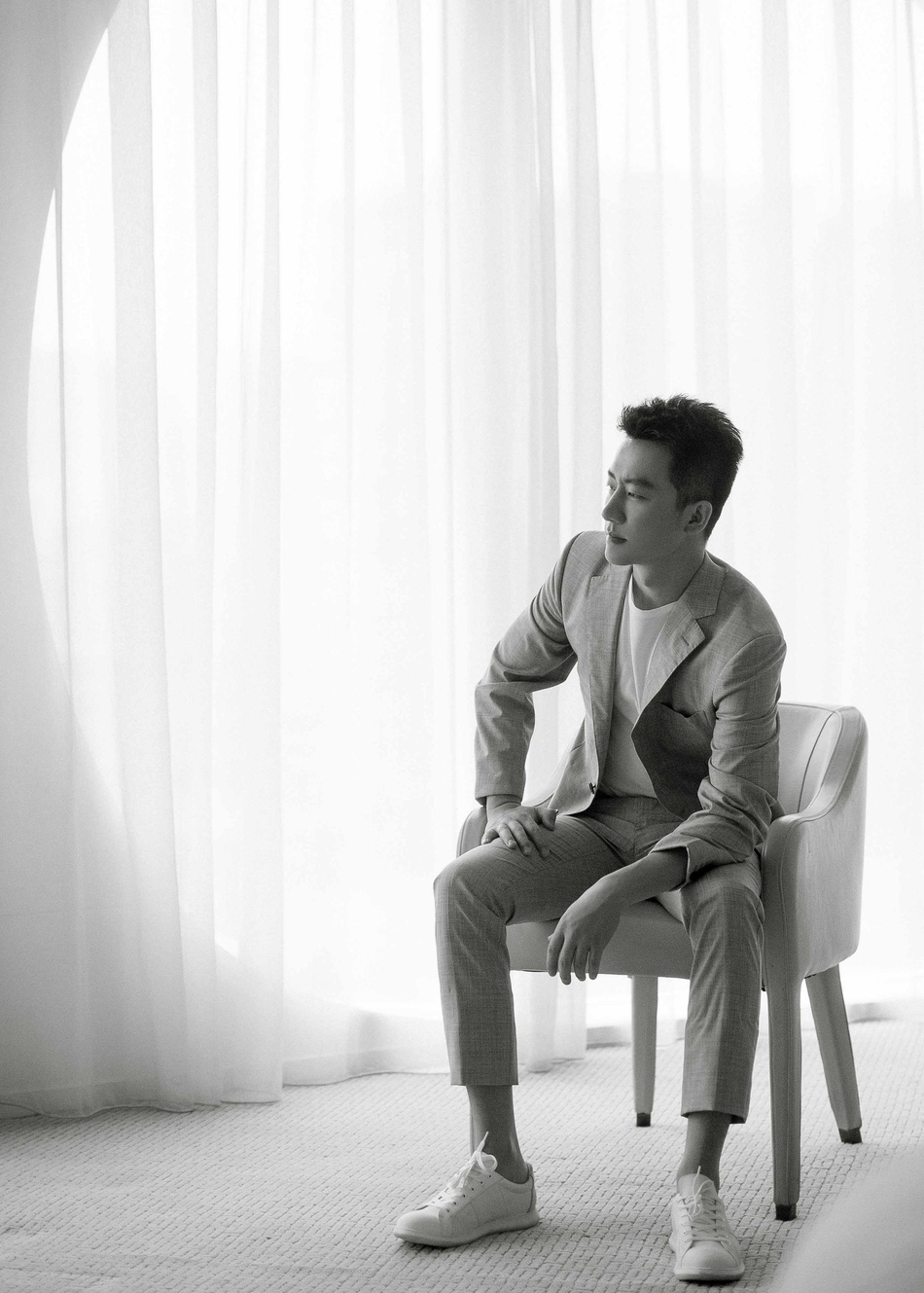 灰色西装帅哥黄轩成熟气场个人写真图片