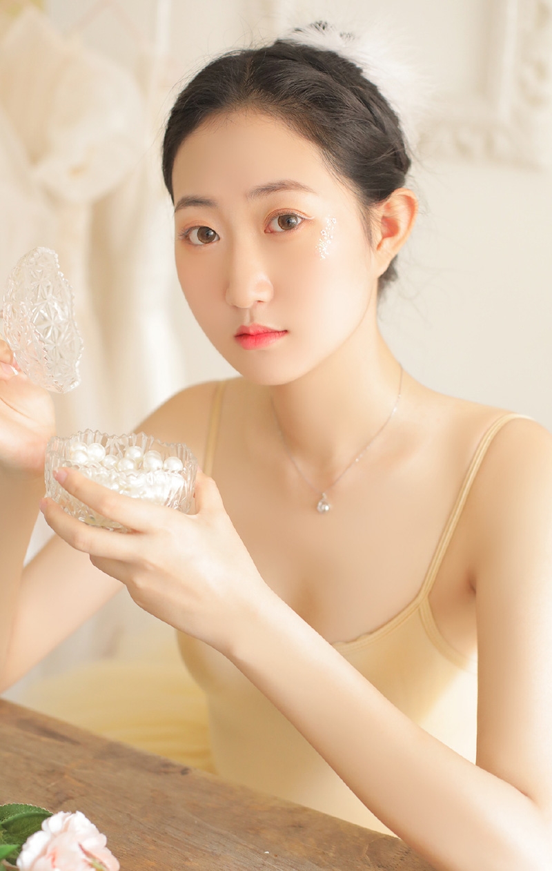 气质白天鹅妩媚娇俏女生照片