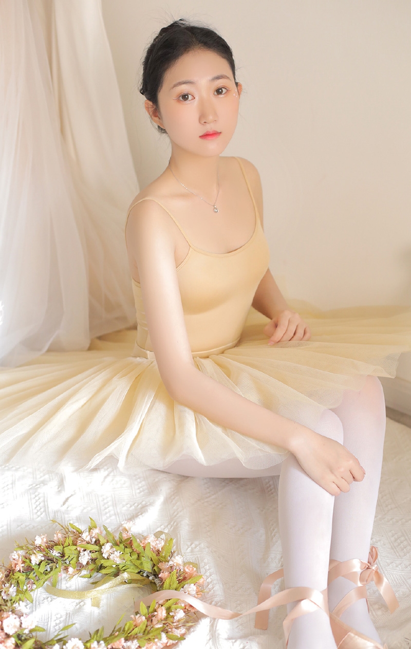 气质白天鹅妩媚娇俏女生照片