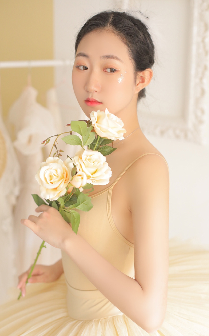 气质白天鹅妩媚娇俏女生照片