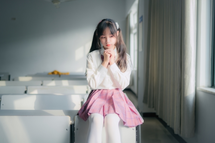 清纯养眼日系美女萌妹教室脱白丝大胆吸晴写真图片