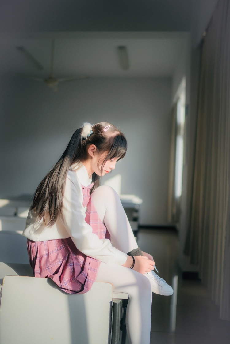 清纯养眼日系美女萌妹教室脱白丝大胆吸晴写真图片