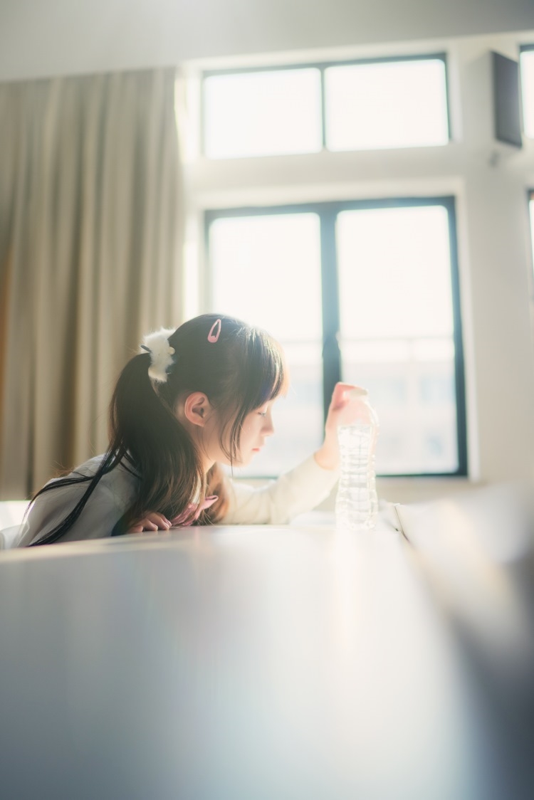 清纯养眼日系美女萌妹教室脱白丝大胆吸晴写真图片