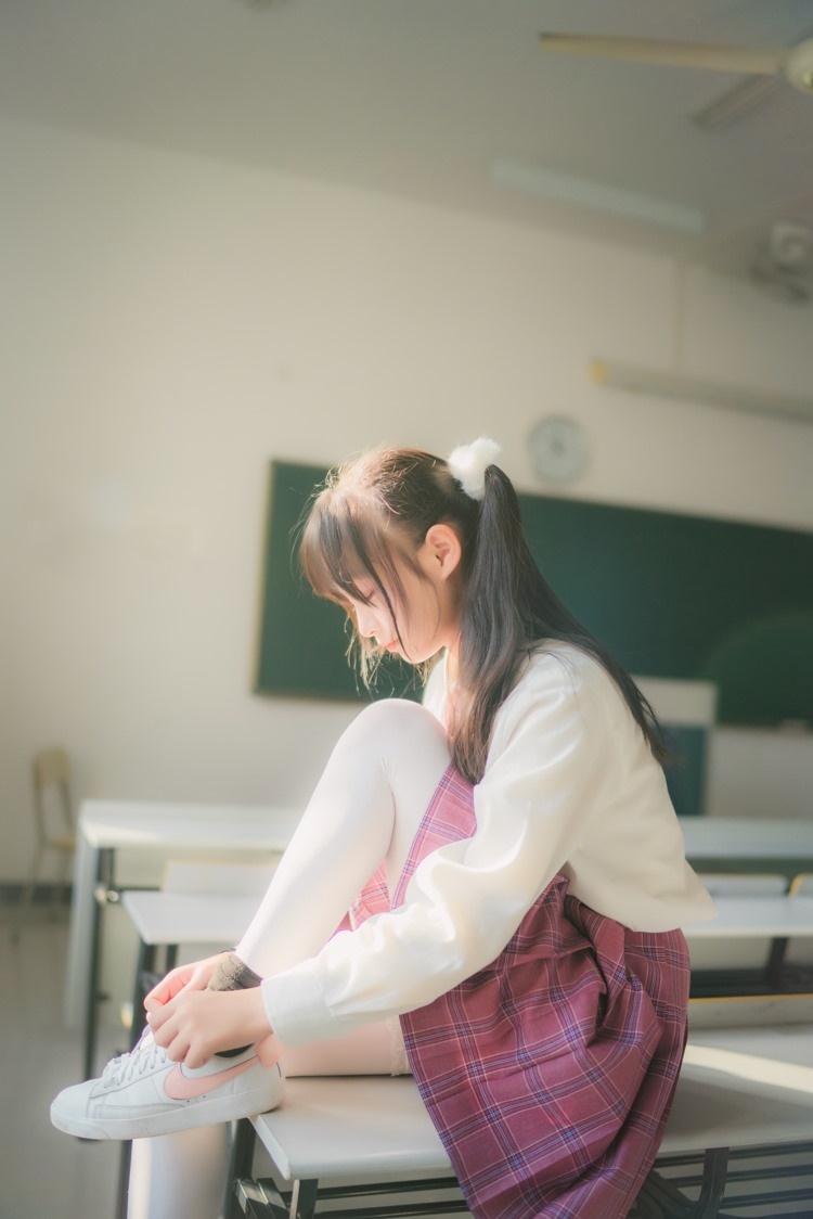 清纯养眼日系美女萌妹教室脱白丝大胆吸晴写真图片