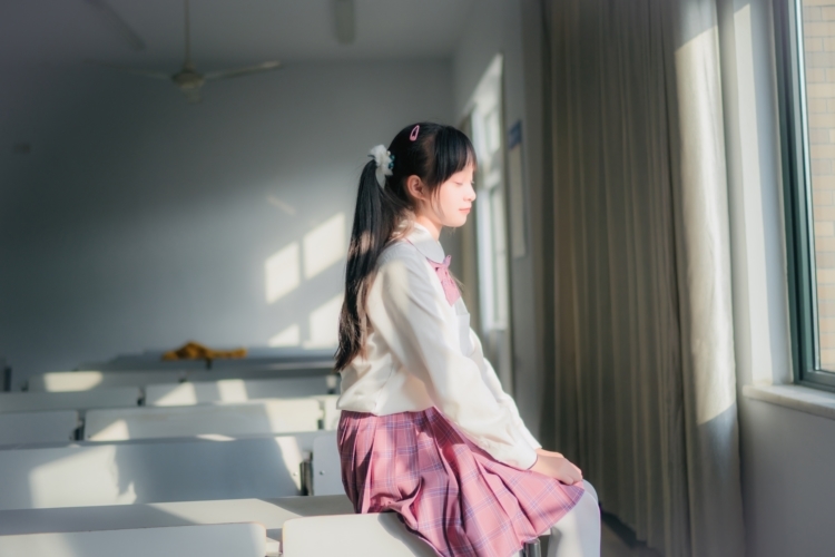 清纯养眼日系美女萌妹教室脱白丝大胆吸晴写真图片