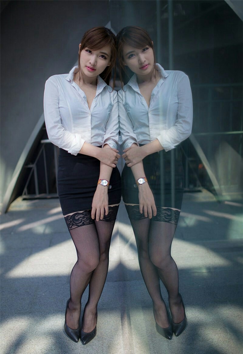 超短黑丝职业装美女