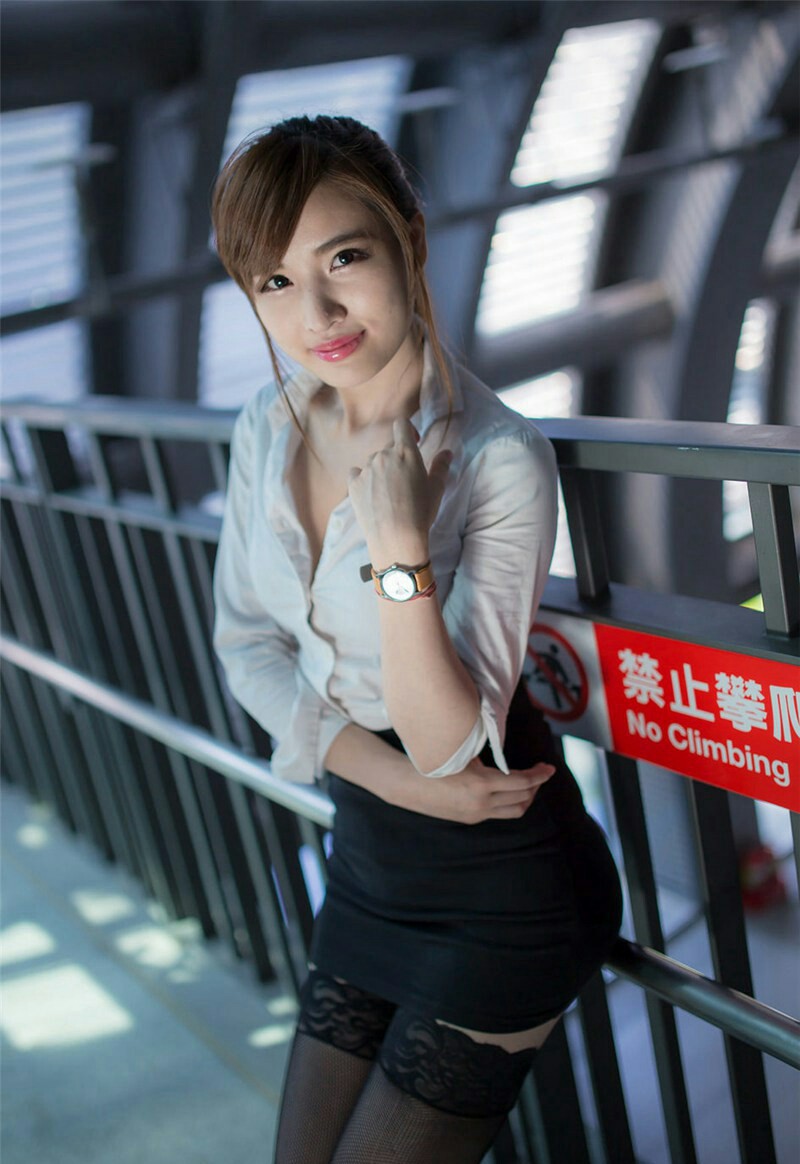 超短黑丝职业装美女