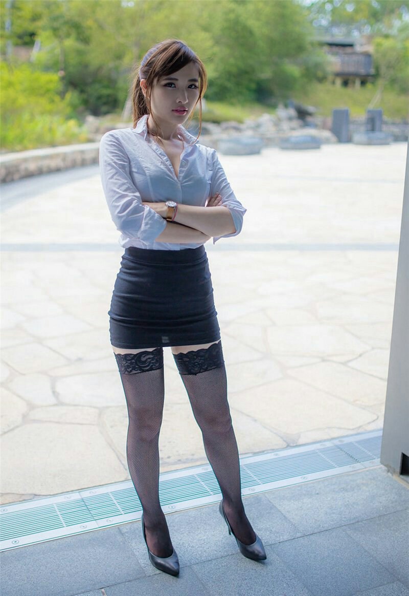 超短黑丝职业装美女