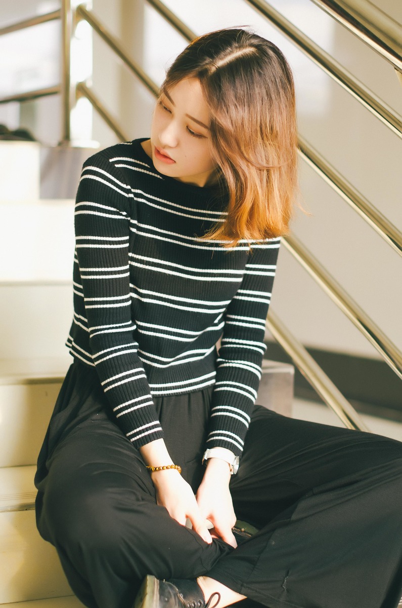 越看越有味道的短发素颜美女