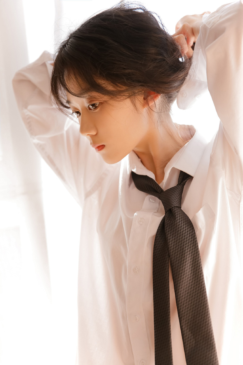 学院制服诱惑美女大眼睛小嘴巴修长美腿居家写真