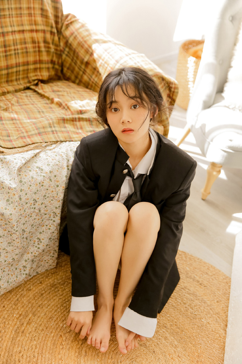 学院制服诱惑美女大眼睛小嘴巴修长美腿居家写真