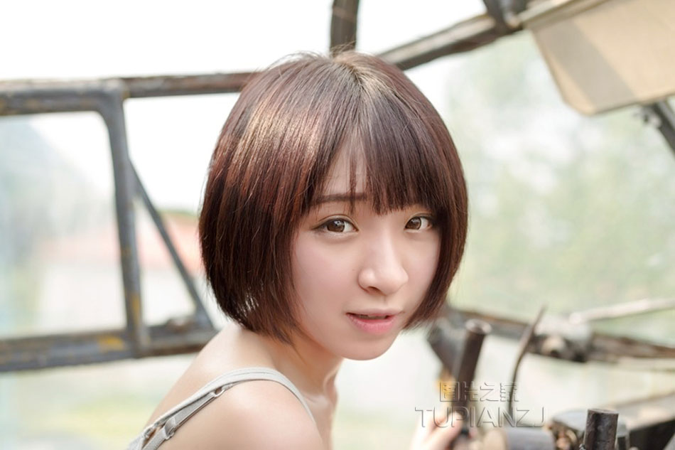 铁路上的自拍清纯MM 唯美迷人