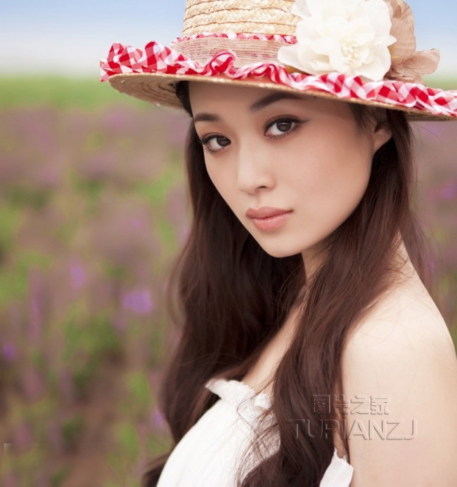 薰衣草中甜美少女 清纯模样惹人爱