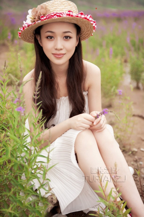 薰衣草中甜美少女 清纯模样惹人爱