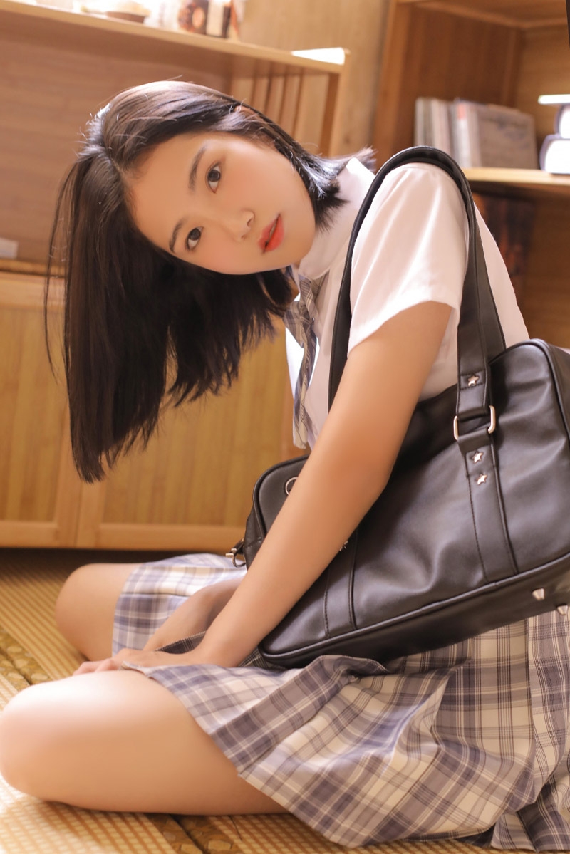 制服美女清新气质室内个人写真