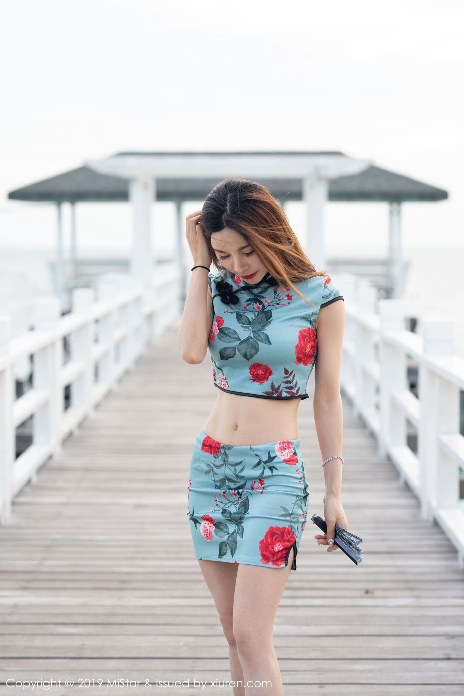 绝代佳人沈佳熹性感旗袍前凸后翘丰满身材仙本那旅拍图片