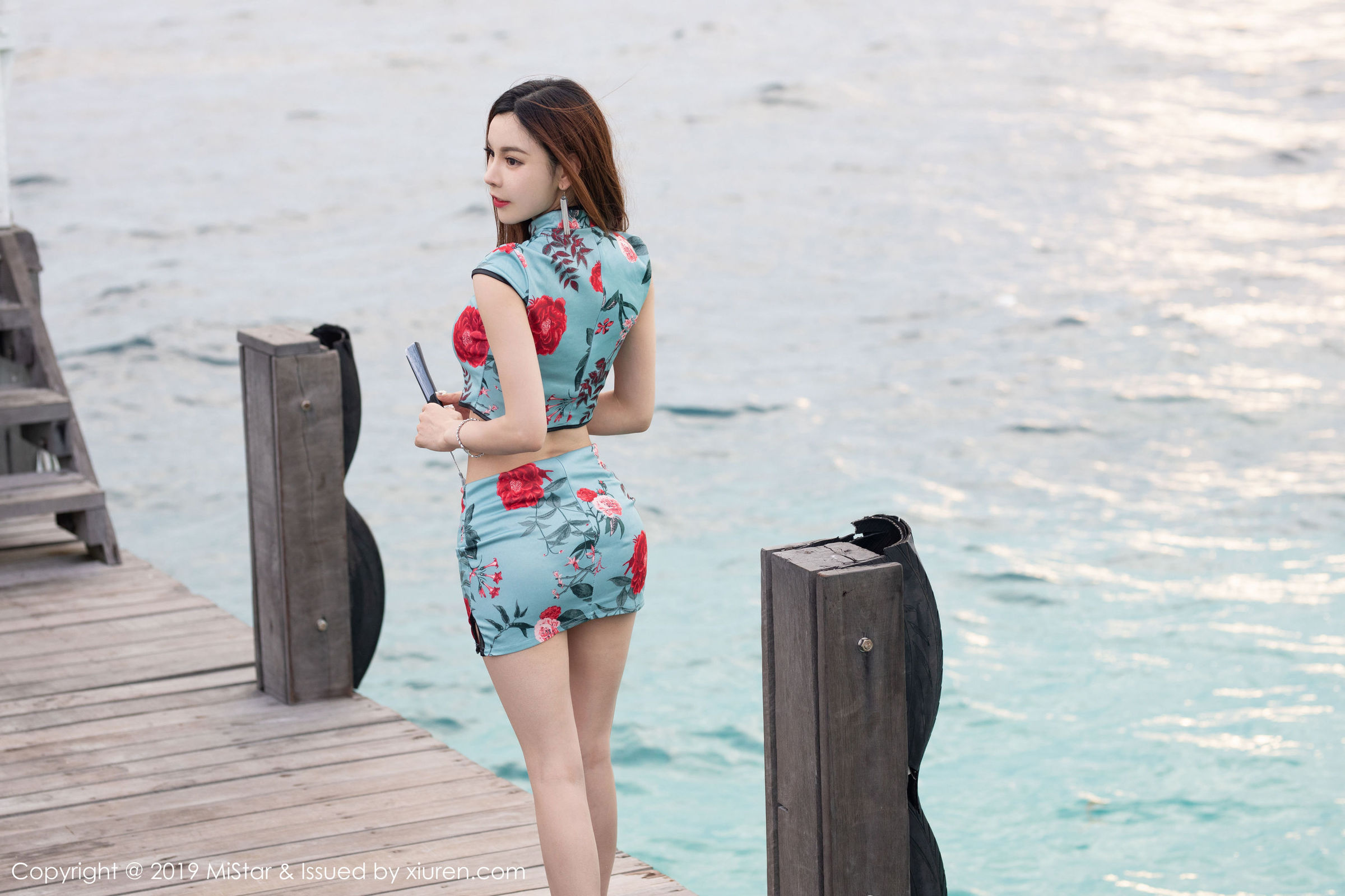 绝代佳人沈佳熹性感旗袍前凸后翘丰满身材仙本那旅拍图片