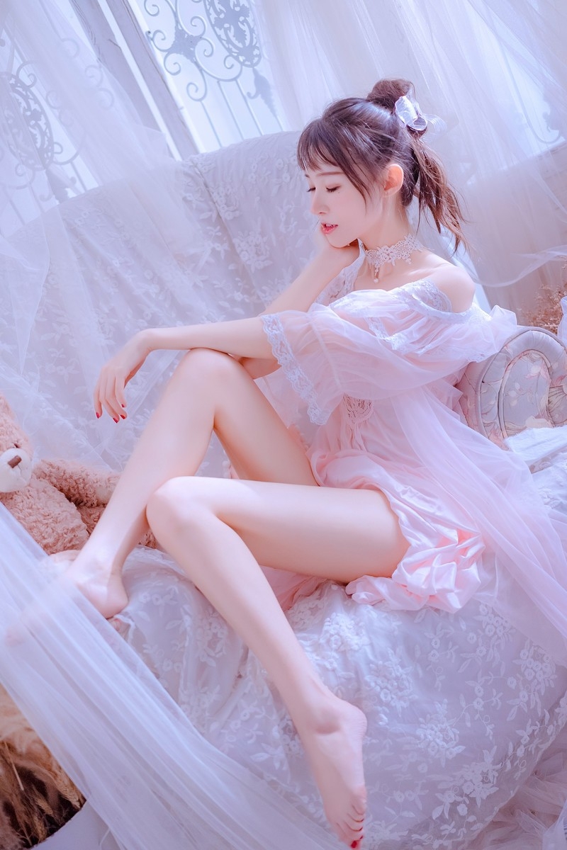 极品尤物美女火辣长腿翘臀吊带蕾丝内衣性感诱惑写真