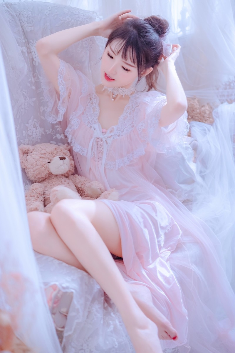 极品尤物美女火辣长腿翘臀吊带蕾丝内衣性感诱惑写真