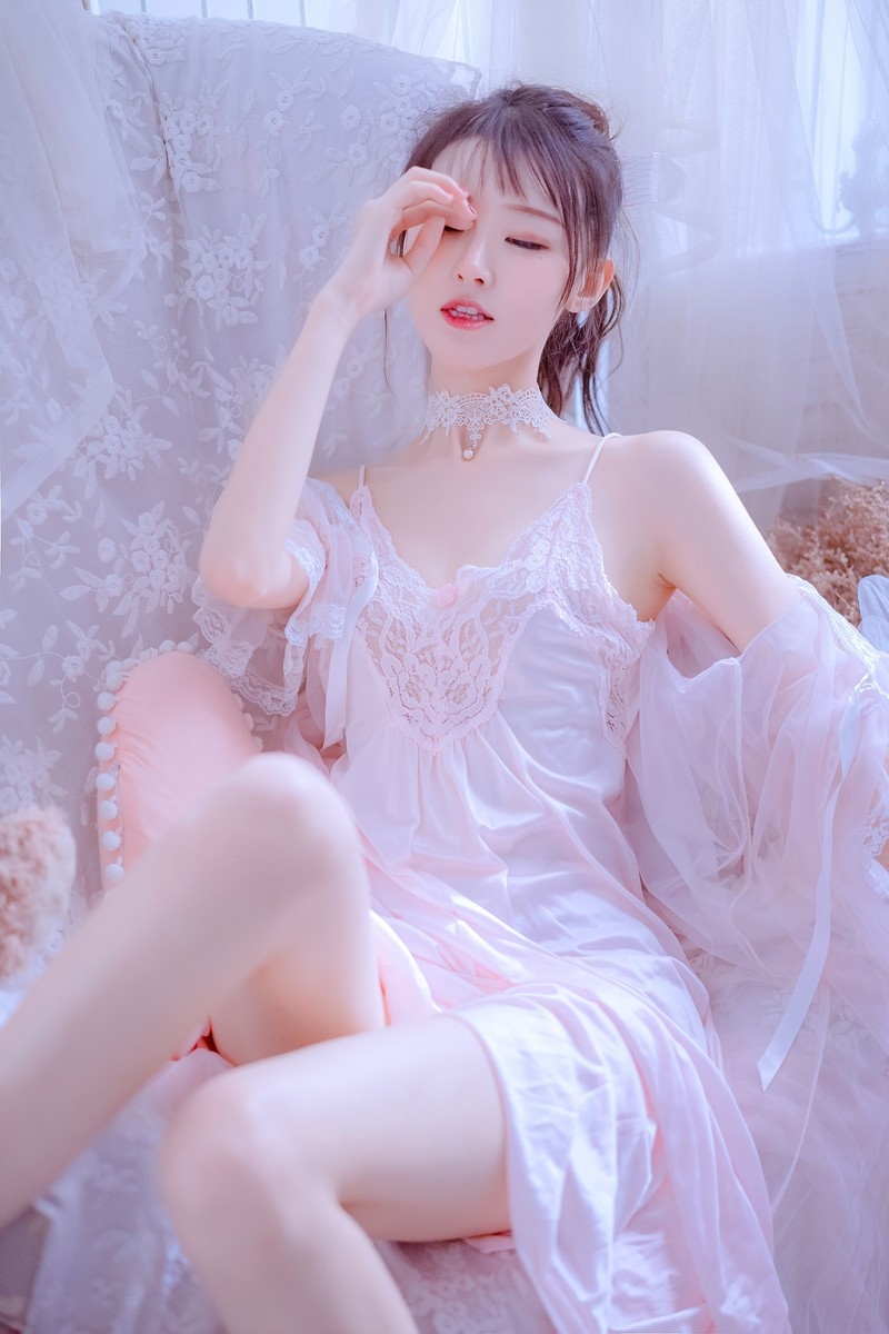 极品尤物美女火辣长腿翘臀吊带蕾丝内衣性感诱惑写真