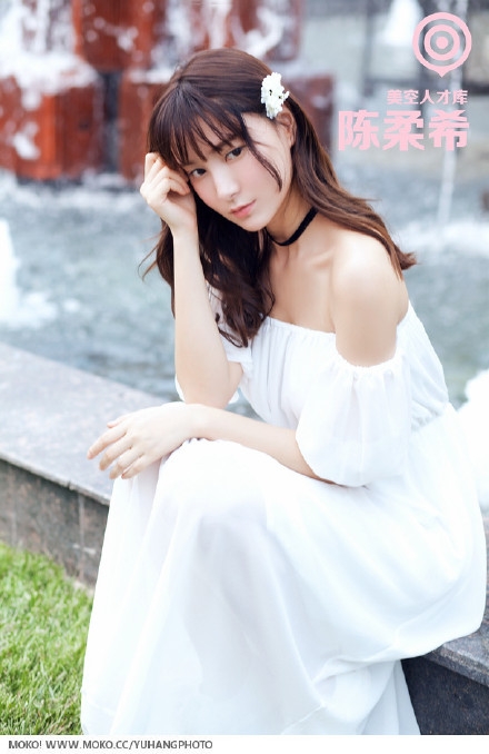 气质美女露肩白裙性感撩人写真