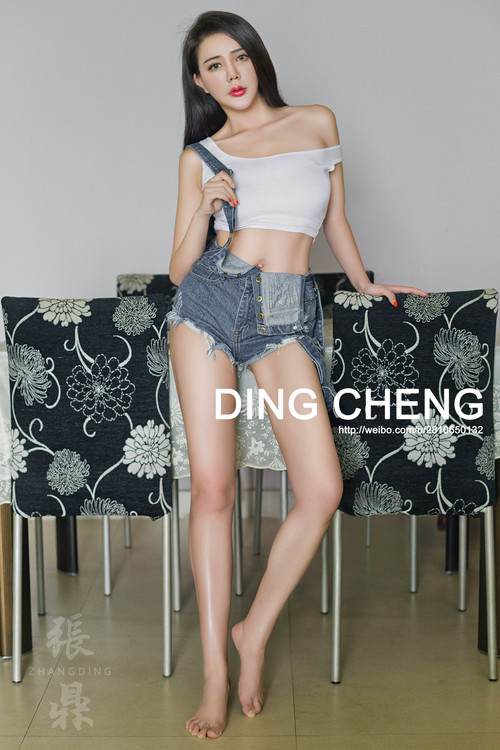 性感睡衣美胸美腿美女