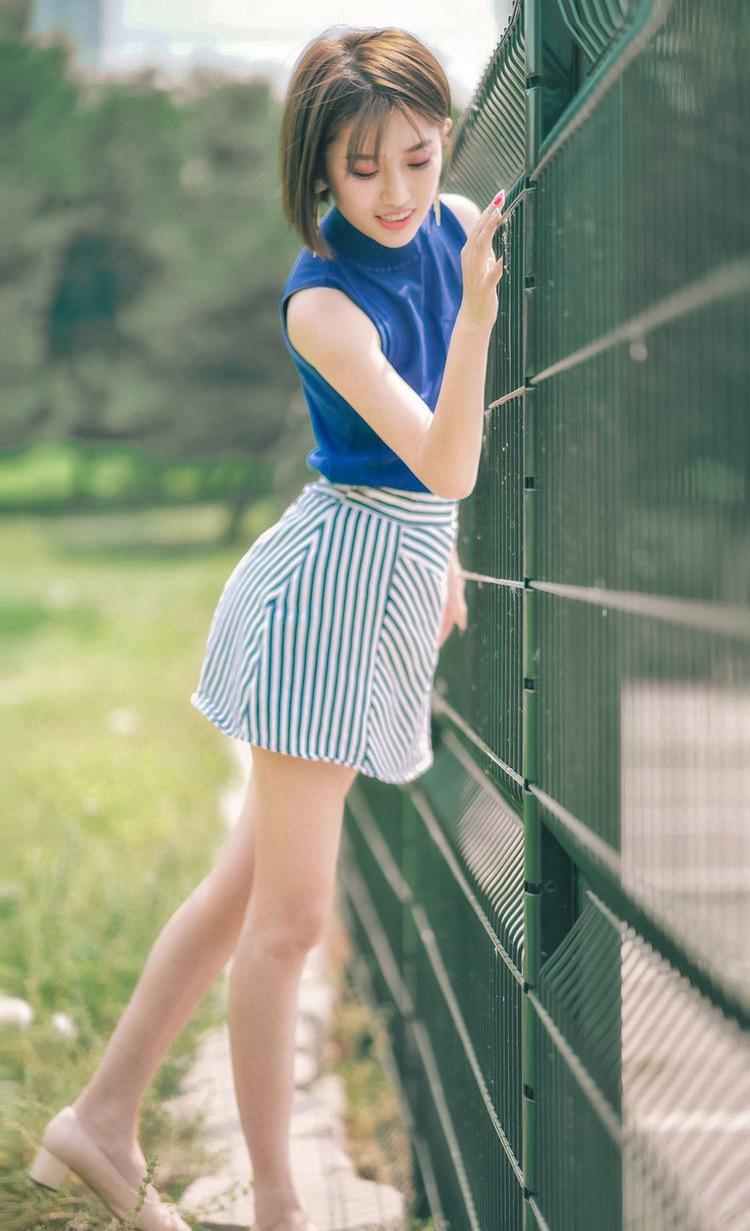 性感人妻芝芝牛仔裤翘臀高跟美腿诱惑写真