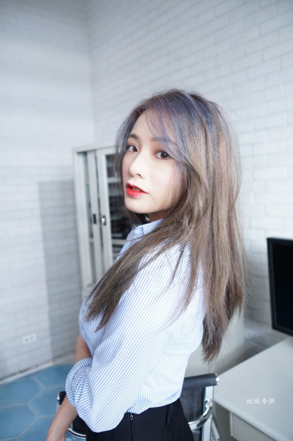 卷发美女肉丝包臀裙妩媚妖艳美女全棵身体写真