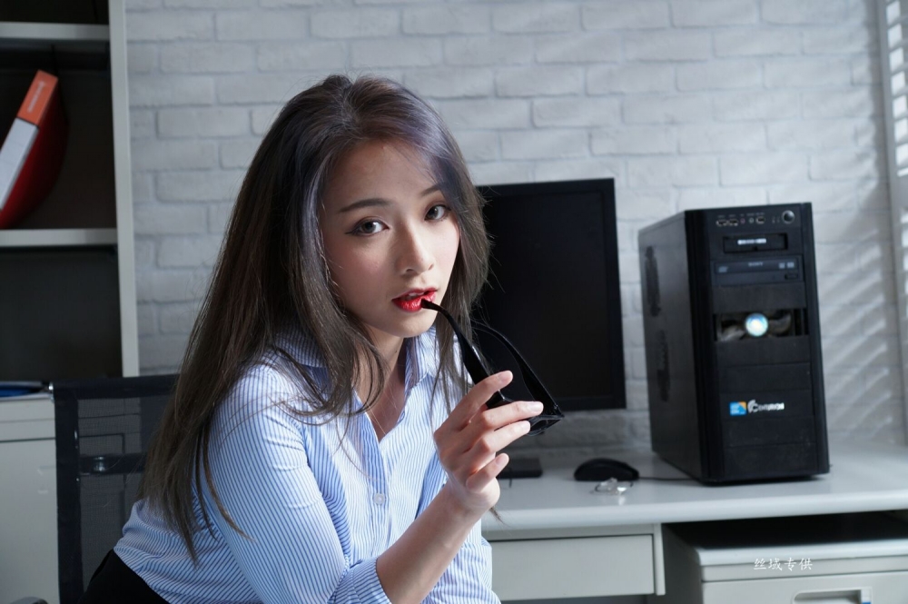 卷发美女肉丝包臀裙妩媚妖艳美女全棵身体写真