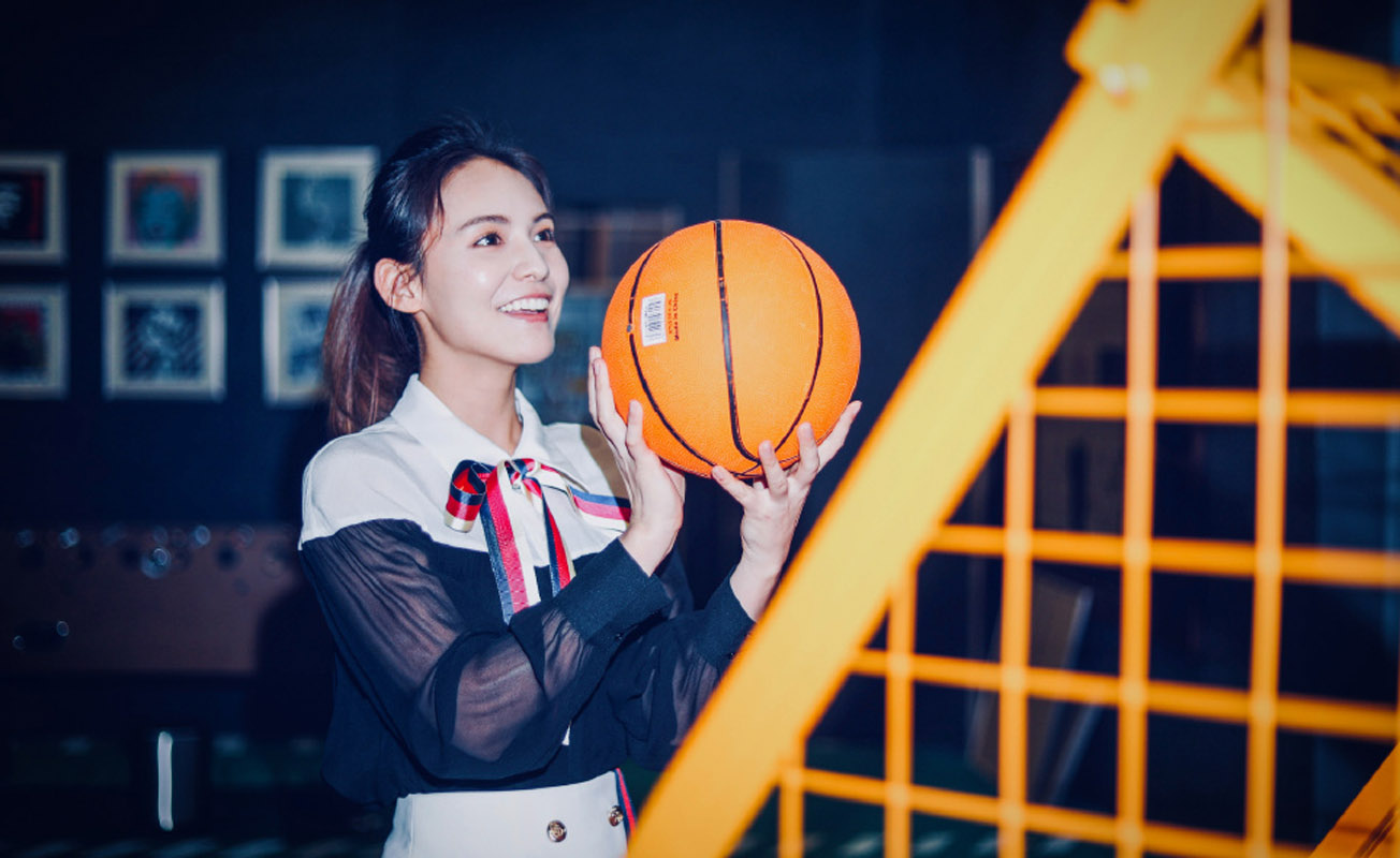 郭子千自信笑容青涩白嫩令人着迷写真