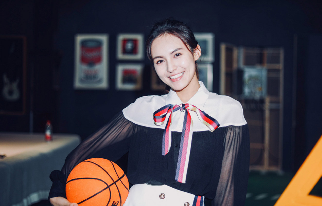 郭子千自信笑容青涩白嫩令人着迷写真