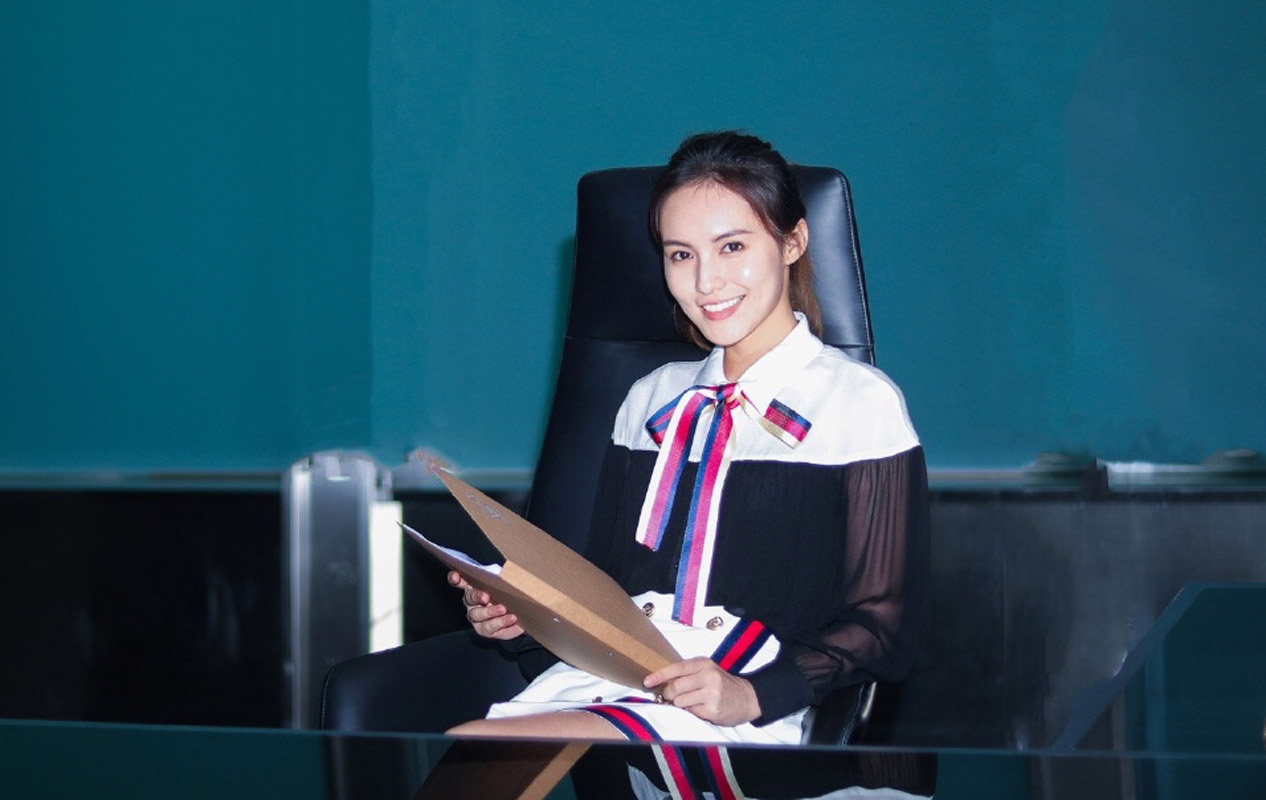 郭子千自信笑容青涩白嫩令人着迷写真